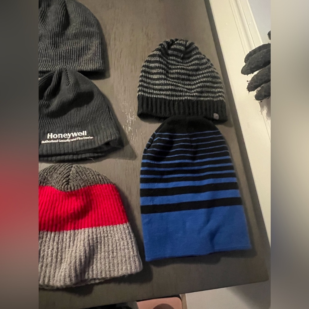 Bundle of 7 Winter hats - Picture 4 of 4